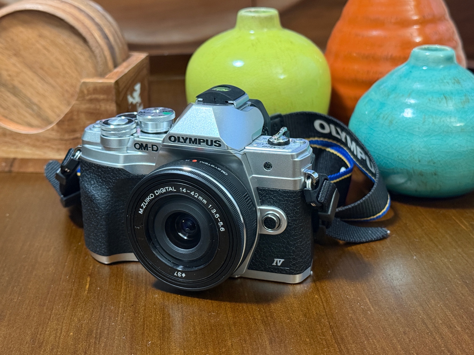 Olympus OM-D E-M10 Mark IV silver body with M.Zuiko 14-42mm EZ lens — the everyday carry